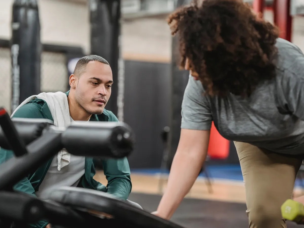 Treino de musculação acompanhado por profissional