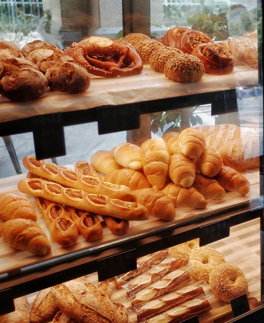Pães numa vitrine de padaria